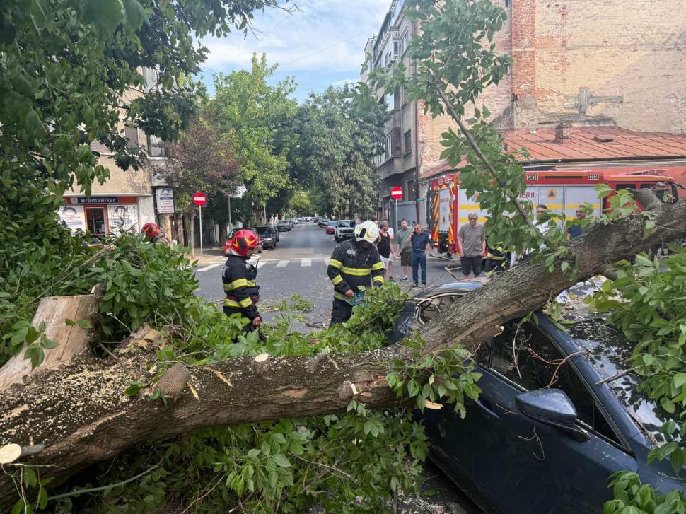 Furtună cu efect de uragan în București. O femeie din Otopeni a fost ucisă după ce bucăți din acoperișul vecin au zburat la ea în casă  990648