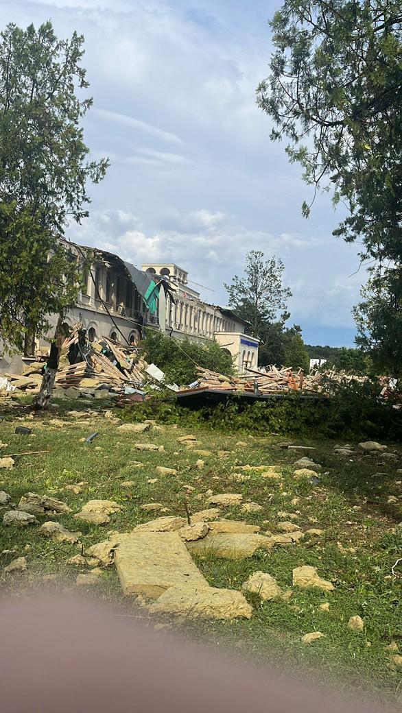 Furtună cu efect de uragan în București. O femeie din Otopeni a fost ucisă după ce bucăți din acoperișul vecin au zburat la ea în casă  990662