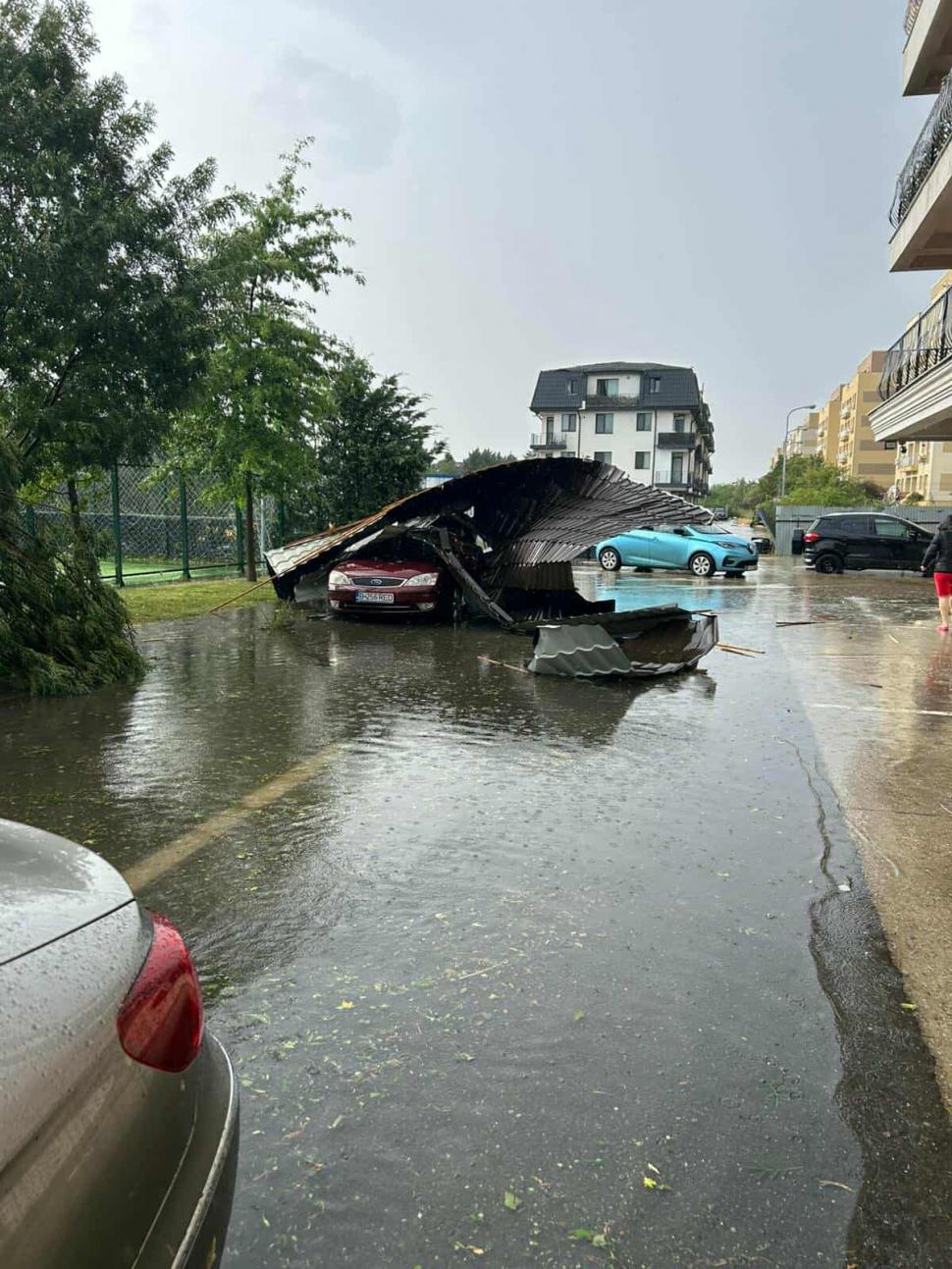 Imagini incredibile surprinse în timpul furtunii de joi, din București și Ilfov. Rafale cu puterea unui uragan au distrus totul în cale 990692
