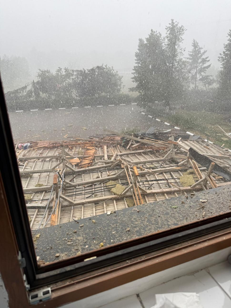 Imagini incredibile surprinse în timpul furtunii de joi, din București și Ilfov. Rafale cu puterea unui uragan au distrus totul în cale 990694