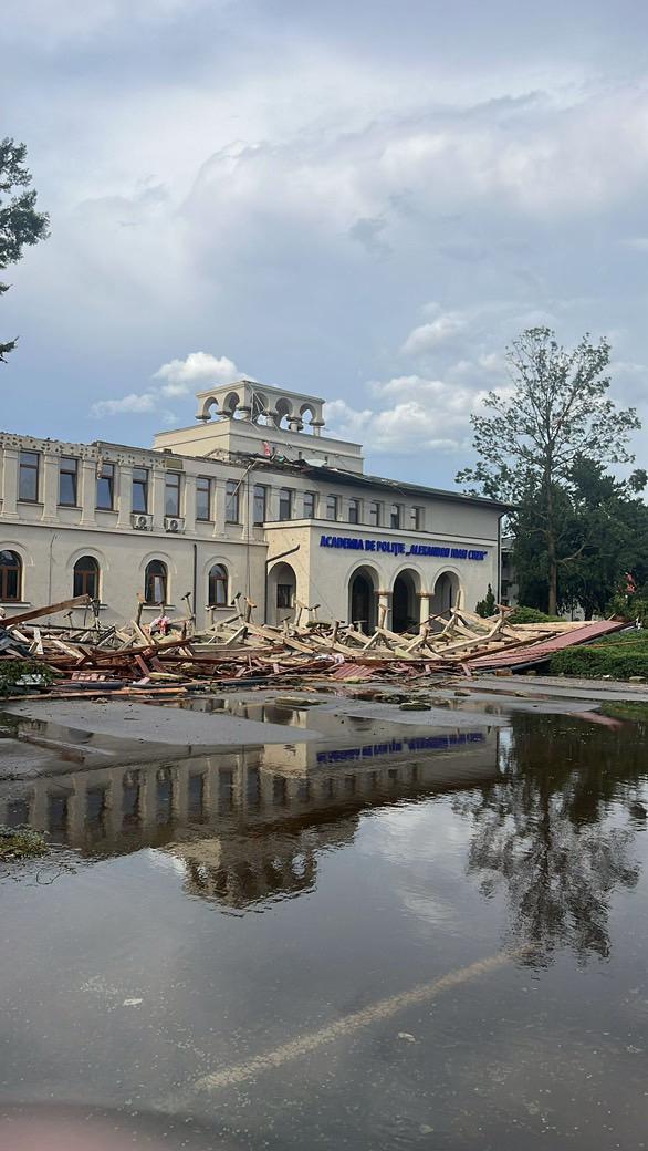 Imagini incredibile surprinse în timpul furtunii de joi, din București și Ilfov. Rafale cu puterea unui uragan au distrus totul în cale 990697