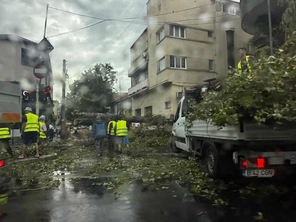 Imagini incredibile surprinse în timpul furtunii de joi, din București și Ilfov. Rafale cu puterea unui uragan au distrus totul în cale 990699