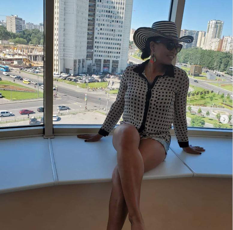 O femeie de culoare care s-a mutat din SUA în Rusia ca să scape de „discriminare” a fost bătută de noii ei vecini rasiști 990463