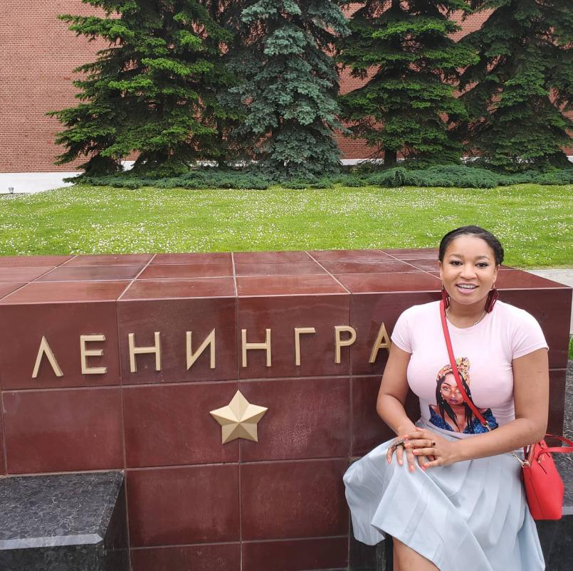 O femeie de culoare care s-a mutat din SUA în Rusia ca să scape de „discriminare” a fost bătută de noii ei vecini rasiști 990467