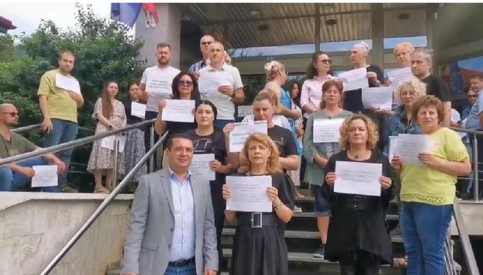 Proteste la mai multe Case Judeţene de Pensii din ţară, inclusiv în Bucureşti: "Vrem dreptate, nu renunţăm" 990389