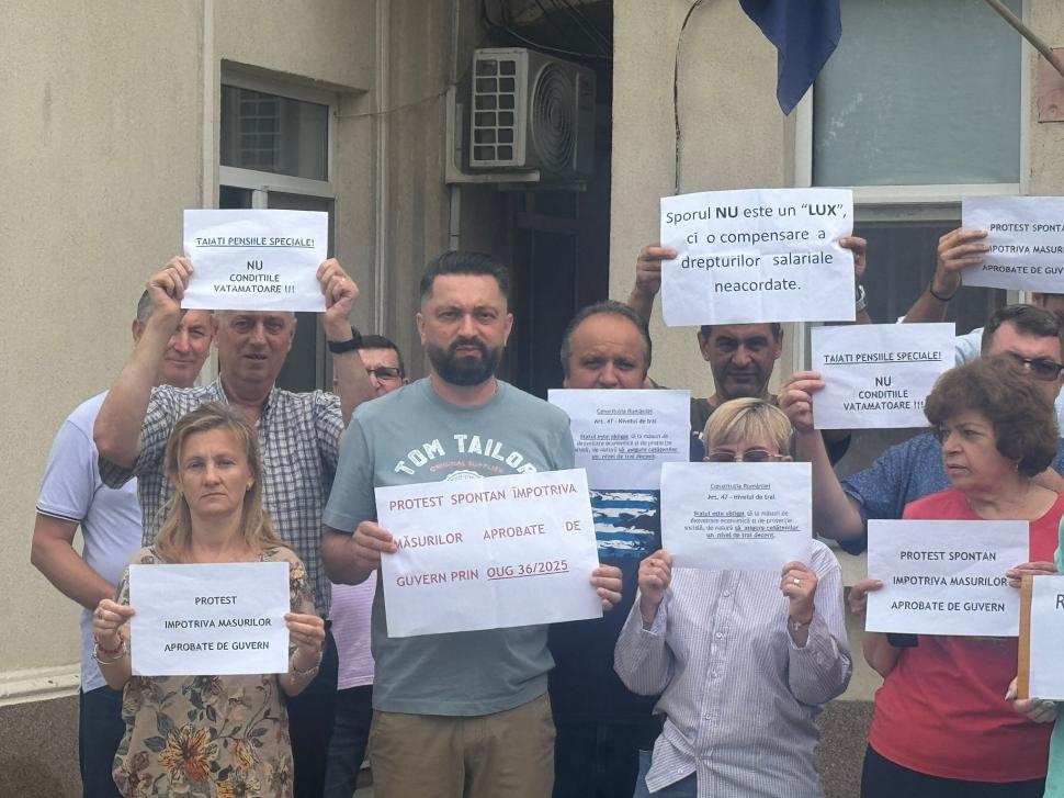 Proteste la mai multe Case Judeţene de Pensii din ţară, inclusiv în Bucureşti: "Vrem dreptate, nu renunţăm" 990394