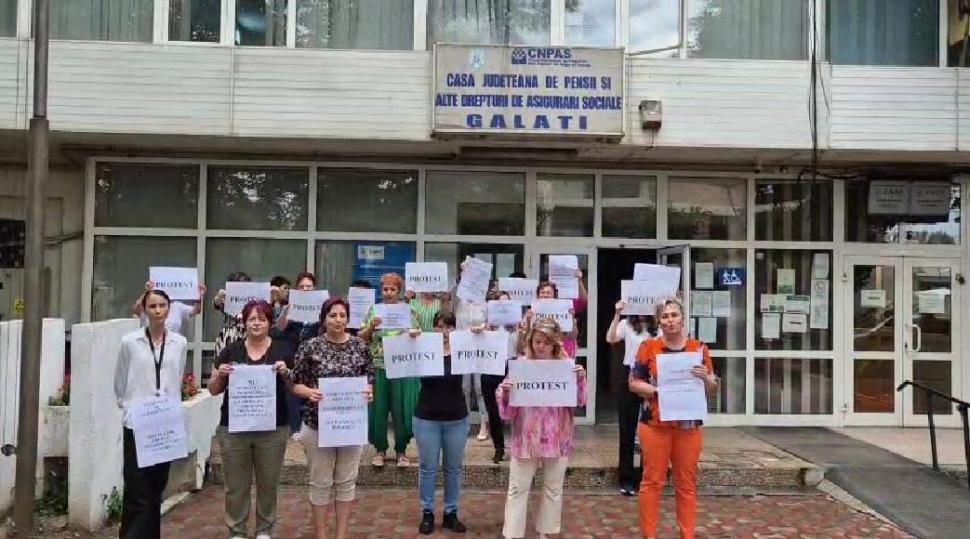 Proteste la mai multe Case Judeţene de Pensii din ţară, inclusiv în Bucureşti: "Vrem dreptate, nu renunţăm" 990396