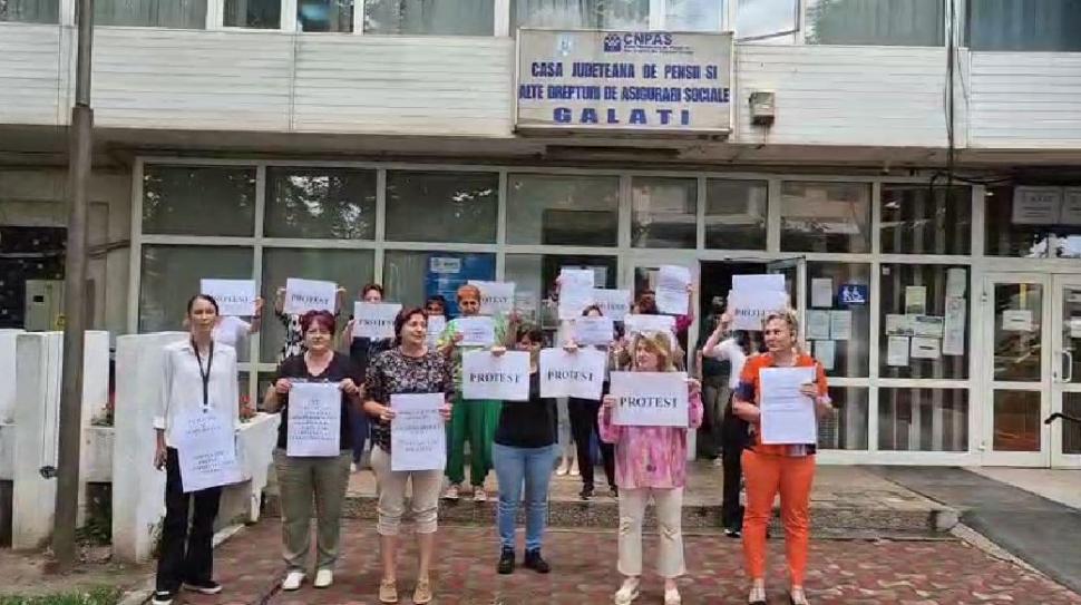 Proteste la mai multe Case Judeţene de Pensii din ţară, inclusiv în Bucureşti: "Vrem dreptate, nu renunţăm" 990397