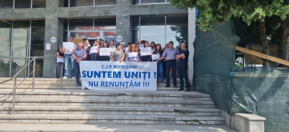 Proteste la mai multe Case Judeţene de Pensii din ţară, inclusiv în Bucureşti: "Vrem dreptate, nu renunţăm" 990398