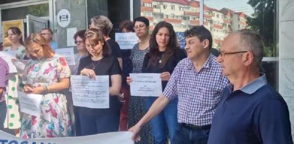 Proteste la mai multe Case Judeţene de Pensii din ţară, inclusiv în Bucureşti: "Vrem dreptate, nu renunţăm" 990399