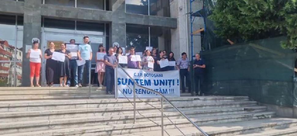 Proteste la mai multe Case Judeţene de Pensii din ţară, inclusiv în Bucureşti: "Vrem dreptate, nu renunţăm" 990401