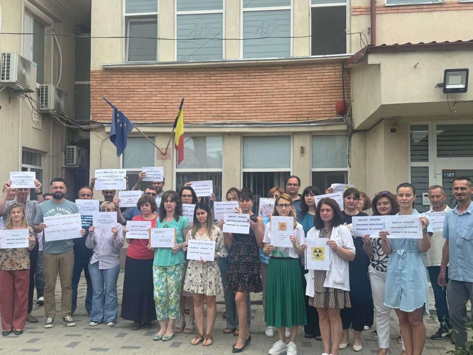 Proteste la mai multe Case Judeţene de Pensii din ţară, inclusiv în Bucureşti: "Vrem dreptate, nu renunţăm" 990403