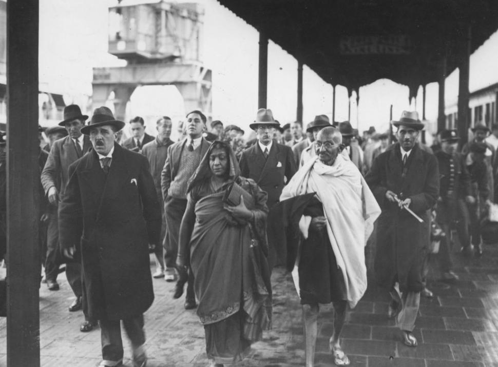 Un portret rar al lui Gandhi, pictat în ulei, s-a vândut la dublul prețului estimat la o licitație din Londra 990583