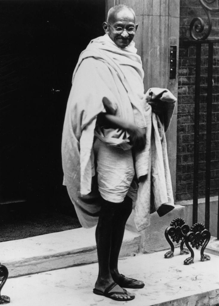 Un portret rar al lui Gandhi, pictat în ulei, s-a vândut la dublul prețului estimat la o licitație din Londra 990584