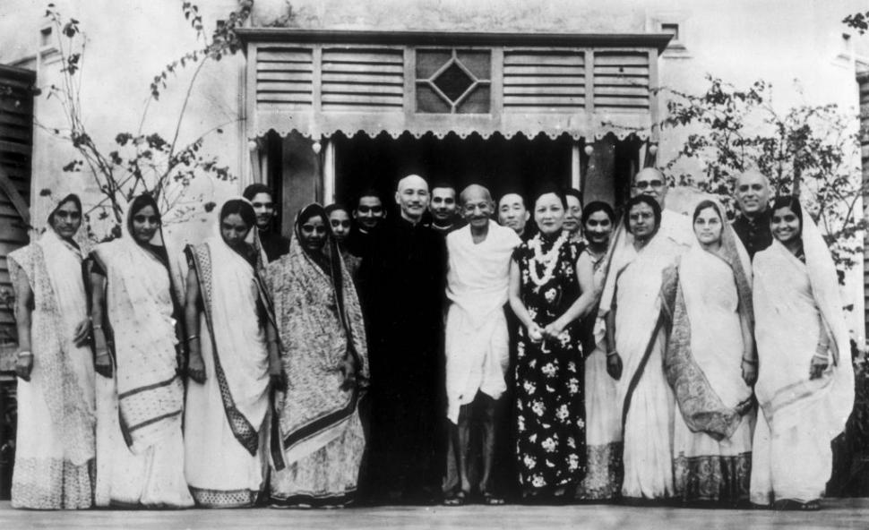 Un portret rar al lui Gandhi, pictat în ulei, s-a vândut la dublul prețului estimat la o licitație din Londra 990586