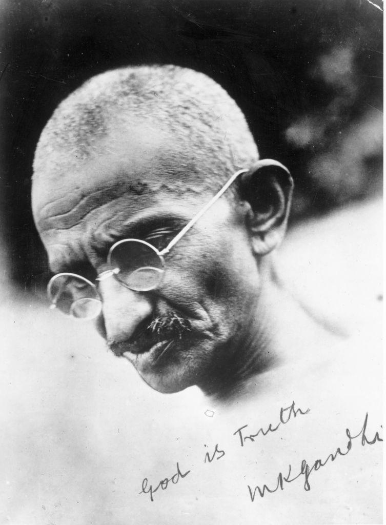 Un portret rar al lui Gandhi, pictat în ulei, s-a vândut la dublul prețului estimat la o licitație din Londra 990587