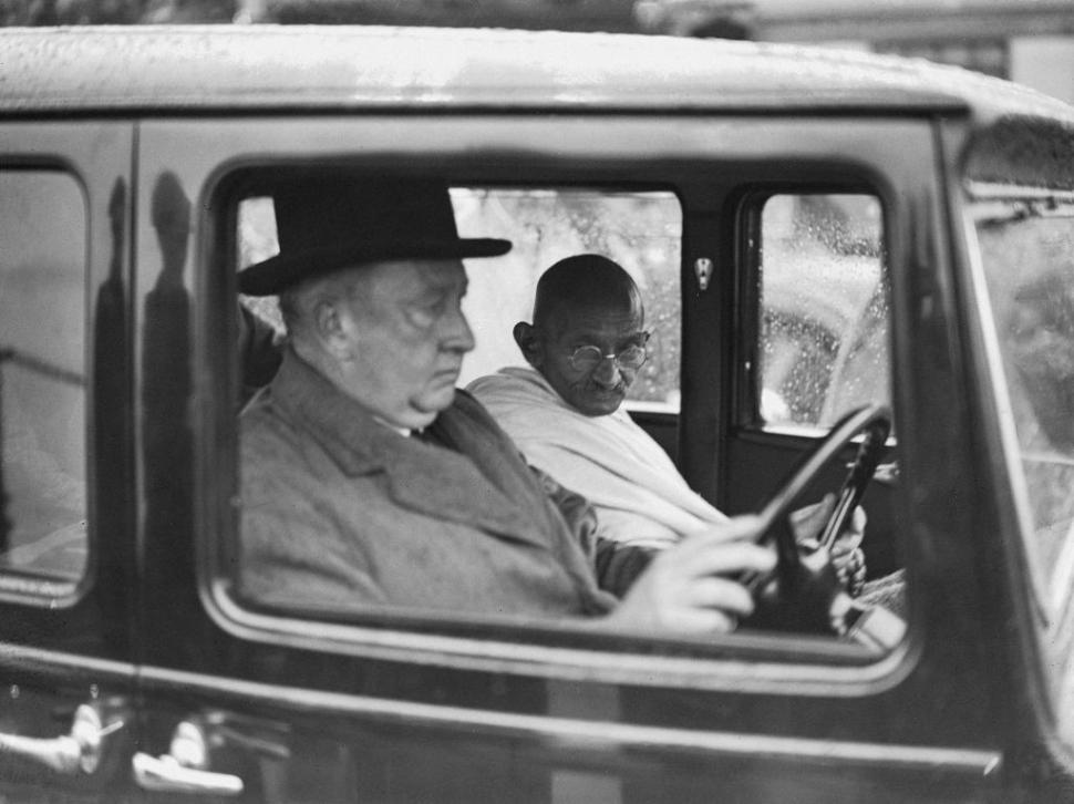 Un portret rar al lui Gandhi, pictat în ulei, s-a vândut la dublul prețului estimat la o licitație din Londra 990588