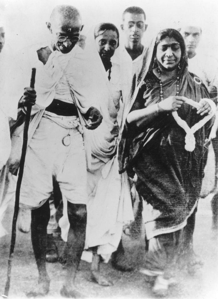 Un portret rar al lui Gandhi, pictat în ulei, s-a vândut la dublul prețului estimat la o licitație din Londra 990590