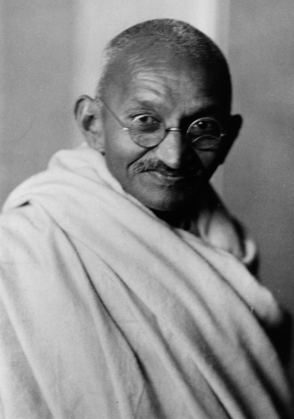 Un portret rar al lui Gandhi, pictat în ulei, s-a vândut la dublul prețului estimat la o licitație din Londra 990592