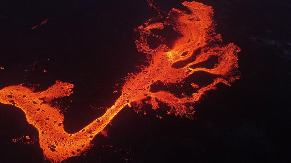 „Zidul de foc” din Islanda. Pământul s-a fisurat pe o distanță de 2,4 kilometri, jeturi de lavă au țâșnit la suprafață 990452