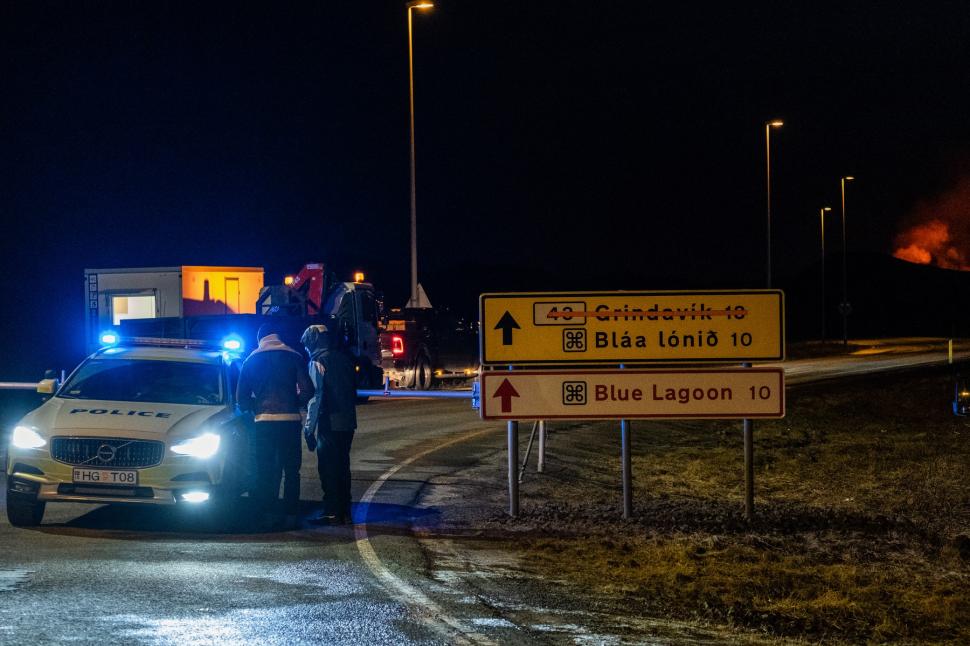 „Zidul de foc” din Islanda. Pământul s-a fisurat pe o distanță de 2,4 kilometri, jeturi de lavă au țâșnit la suprafață 990453