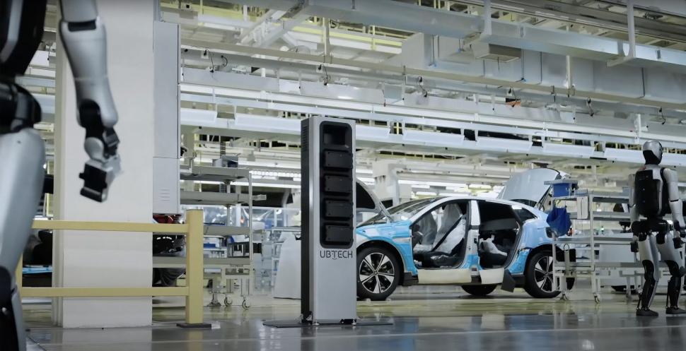 Angajații care lucrează non-stop. Walker S2 e primul robot umanoid din lume care își schimbă singur bateriile: A învățat într-o fabrică 990814