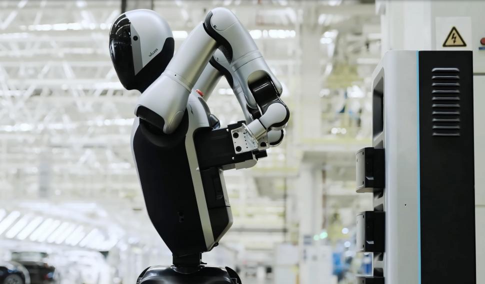 Angajații care lucrează non-stop. Walker S2 e primul robot umanoid din lume care își schimbă singur bateriile: A învățat într-o fabrică 990815