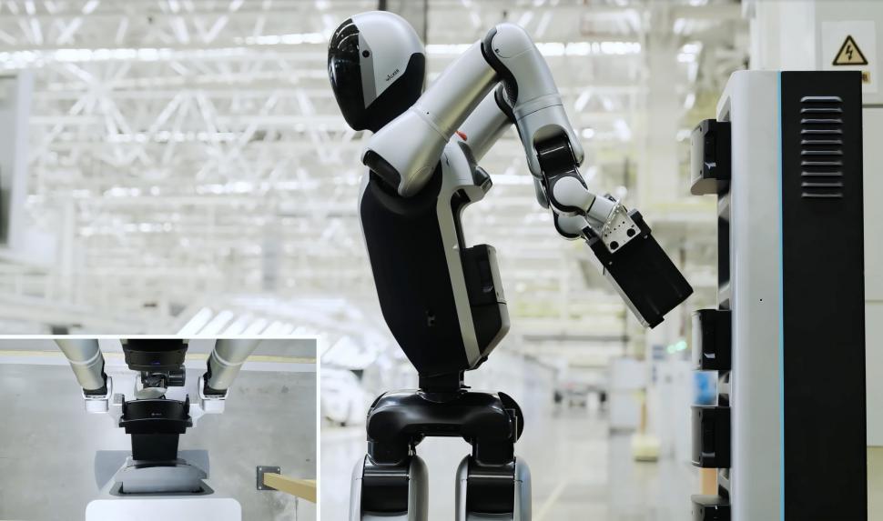 Angajații care lucrează non-stop. Walker S2 e primul robot umanoid din lume care își schimbă singur bateriile: A învățat într-o fabrică 990817