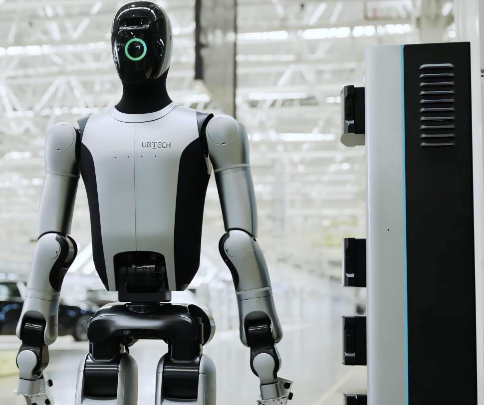 Angajații care lucrează non-stop. Walker S2 e primul robot umanoid din lume care își schimbă singur bateriile: A învățat într-o fabrică 990819