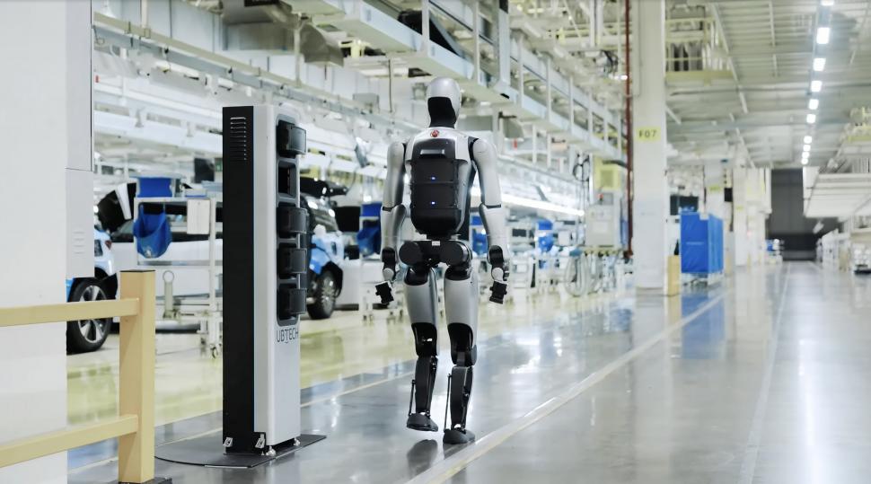 Angajații care lucrează non-stop. Walker S2 e primul robot umanoid din lume care își schimbă singur bateriile: A învățat într-o fabrică 990820