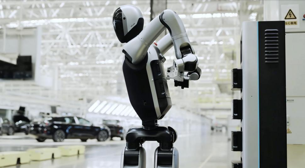 Angajații care lucrează non-stop. Walker S2 e primul robot umanoid din lume care își schimbă singur bateriile: A învățat într-o fabrică 990821