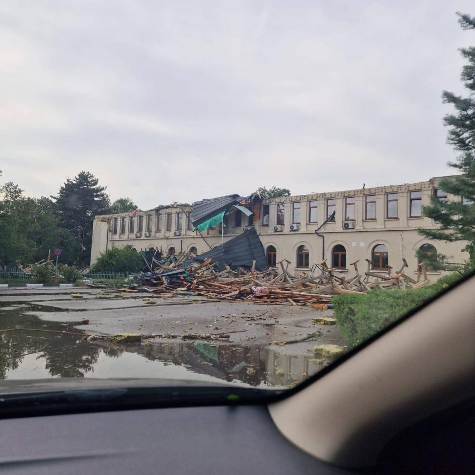 MAI, anchetă la Academia de Poliţie, după pagubele mari provocate de furtună. Acoperişul a fost smuls şi sălile au fost inundate 990721