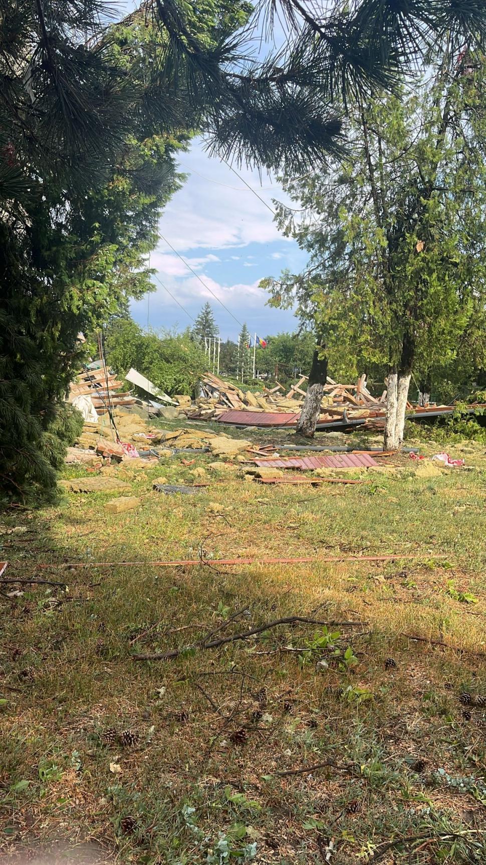 MAI, anchetă la Academia de Poliţie, după pagubele mari provocate de furtună. Acoperişul a fost smuls şi sălile au fost inundate 990722