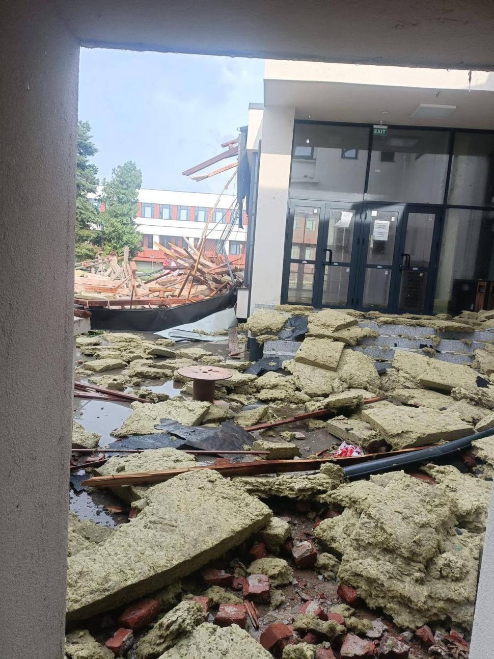 MAI, anchetă la Academia de Poliţie, după pagubele mari provocate de furtună. Acoperişul a fost smuls şi sălile au fost inundate 990723