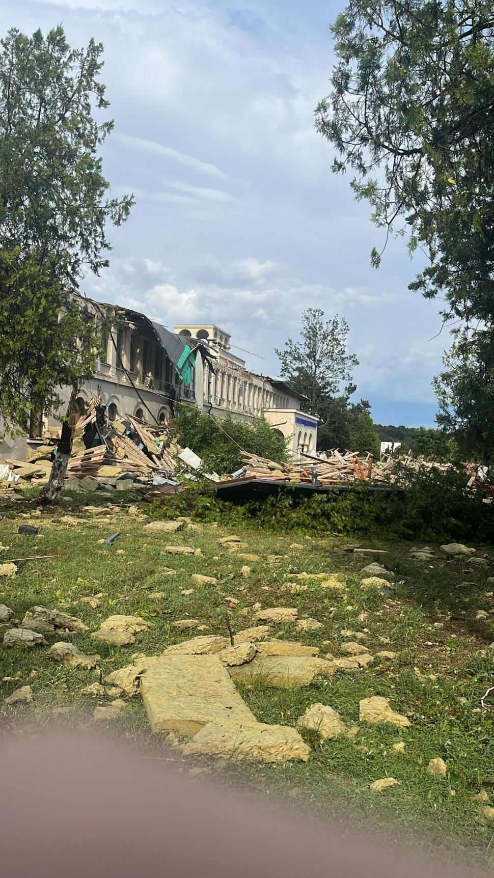 MAI, anchetă la Academia de Poliţie, după pagubele mari provocate de furtună. Acoperişul a fost smuls şi sălile au fost inundate 990724