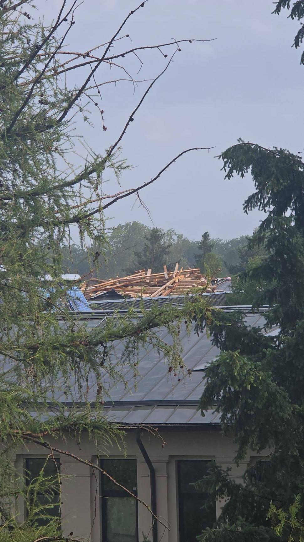 MAI, anchetă la Academia de Poliţie, după pagubele mari provocate de furtună. Acoperişul a fost smuls şi sălile au fost inundate 990726