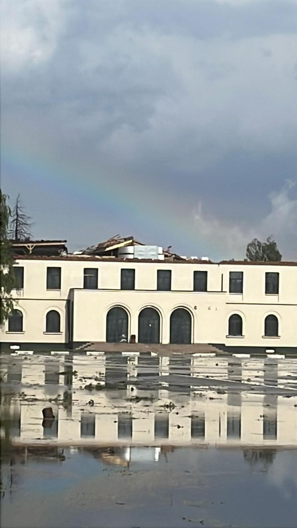 MAI, anchetă la Academia de Poliţie, după pagubele mari provocate de furtună. Acoperişul a fost smuls şi sălile au fost inundate 990727