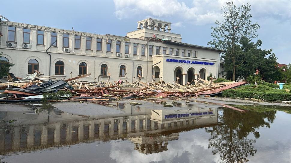 MAI, anchetă la Academia de Poliţie, după pagubele mari provocate de furtună. Acoperişul a fost smuls şi sălile au fost inundate 990728