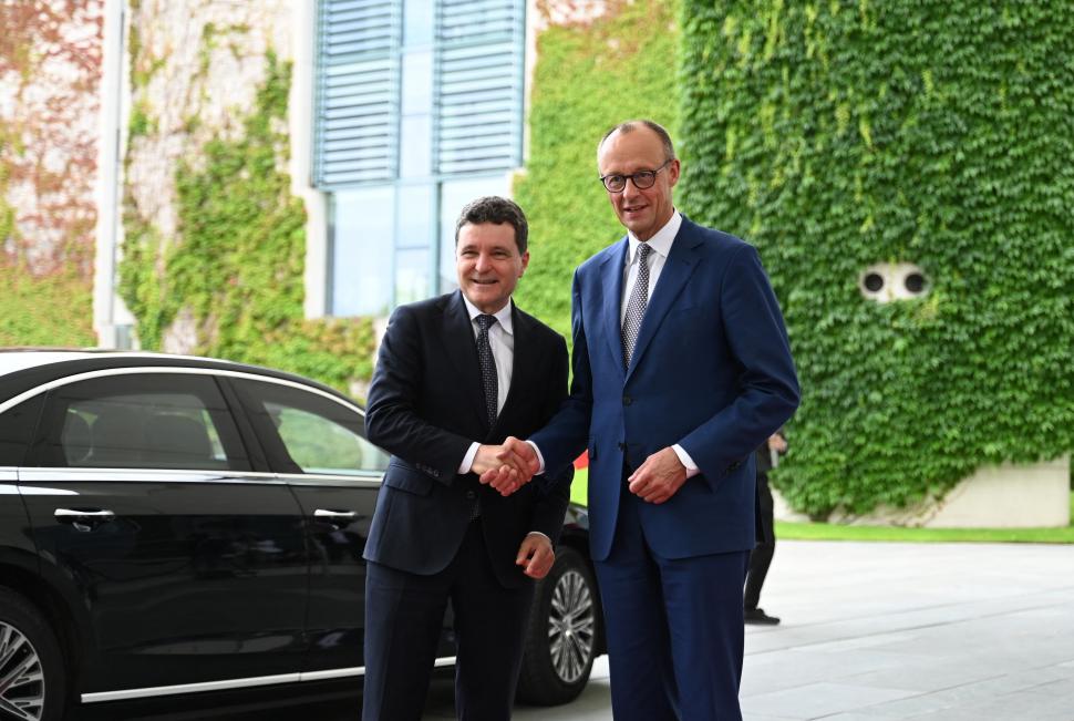 Nicușor Dan îi strânge mâna lui Friedrich Merz