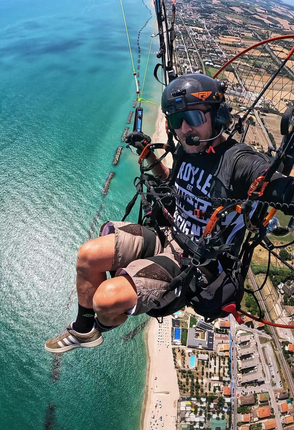 Primele imagini de la locul unde s-a prăbuşit cu parapanta Felix Baumgartner. Martor: „L-am văzut căzând dintr-odată” 990913