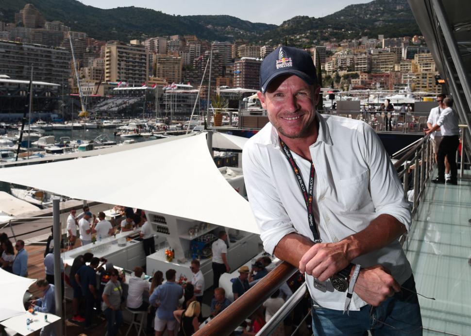 Primele imagini de la locul unde s-a prăbuşit cu parapanta Felix Baumgartner. Martor: „L-am văzut căzând dintr-odată” 990921