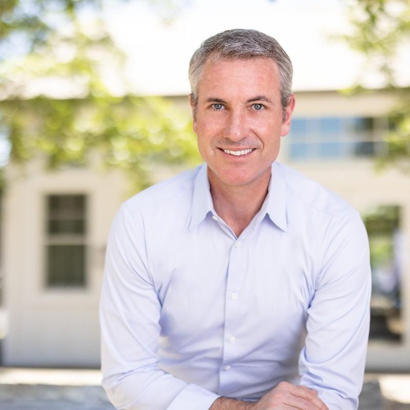 Un miliardar tech a fost prins cu amanta la un concert Coldplay, pe jumbotron, la „kiss cam”. Chris Martin i-a dat de gol fără să știe 990744