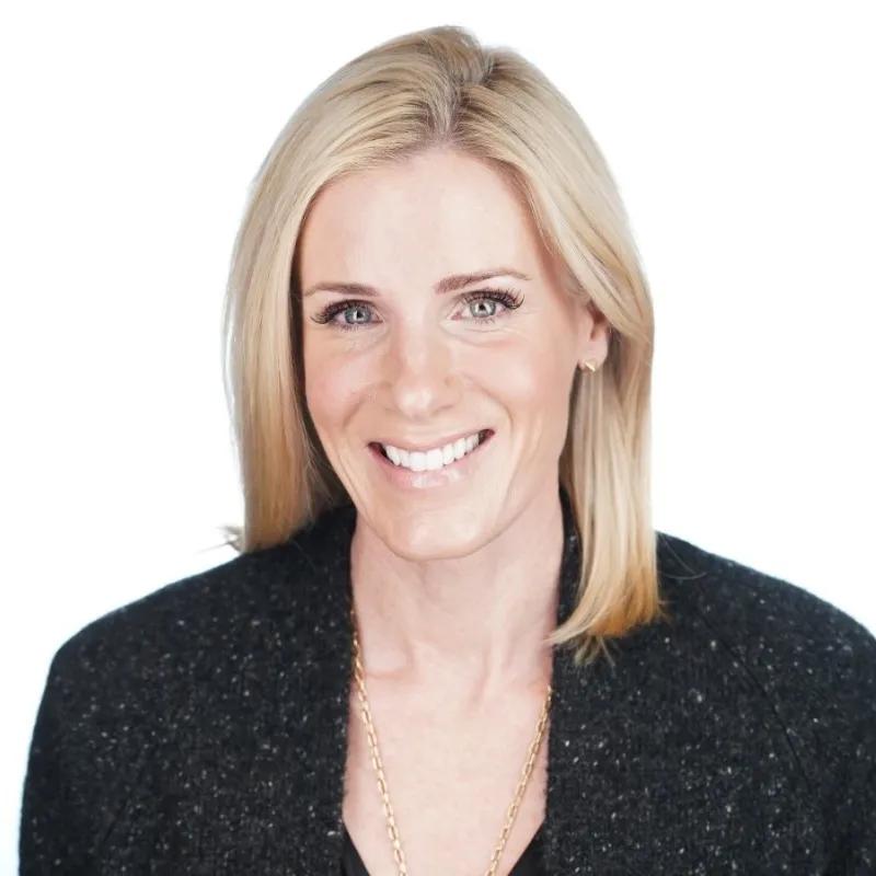 Un miliardar tech a fost prins cu amanta la un concert Coldplay, pe jumbotron, la „kiss cam”. Chris Martin i-a dat de gol fără să știe 990745