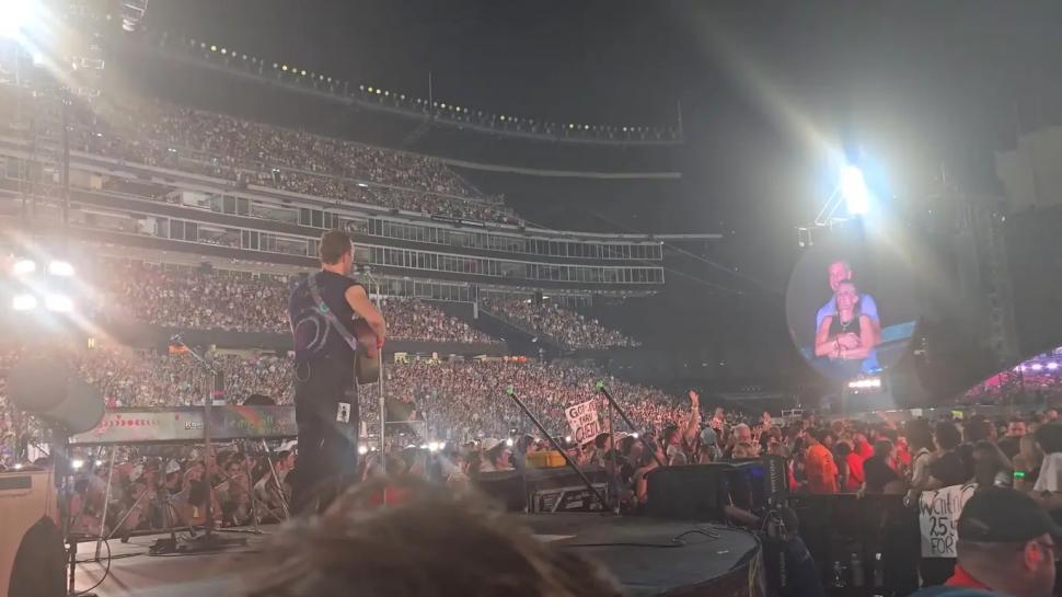 Un miliardar tech a fost prins cu amanta la un concert Coldplay, pe jumbotron, la „kiss cam”. Chris Martin i-a dat de gol fără să știe 990747