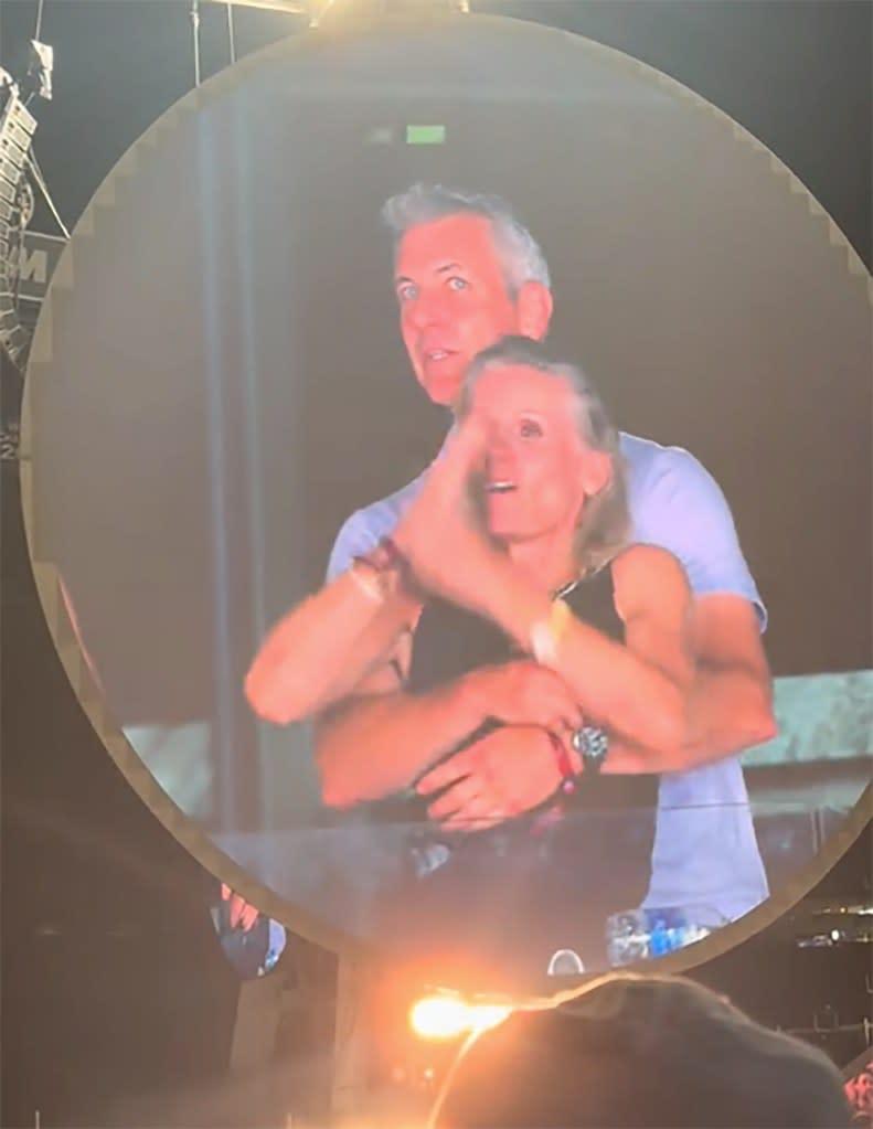 Un miliardar tech a fost prins cu amanta la un concert Coldplay, pe jumbotron, la „kiss cam”. Chris Martin i-a dat de gol fără să știe 990750