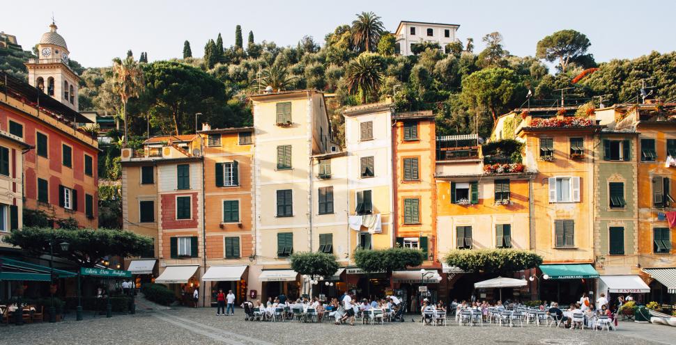 Amendă de până la 500 de euro dacă mergi desculț sau stai întins în parc. Un paradis turistic preferat de români impune reguli dure 990405