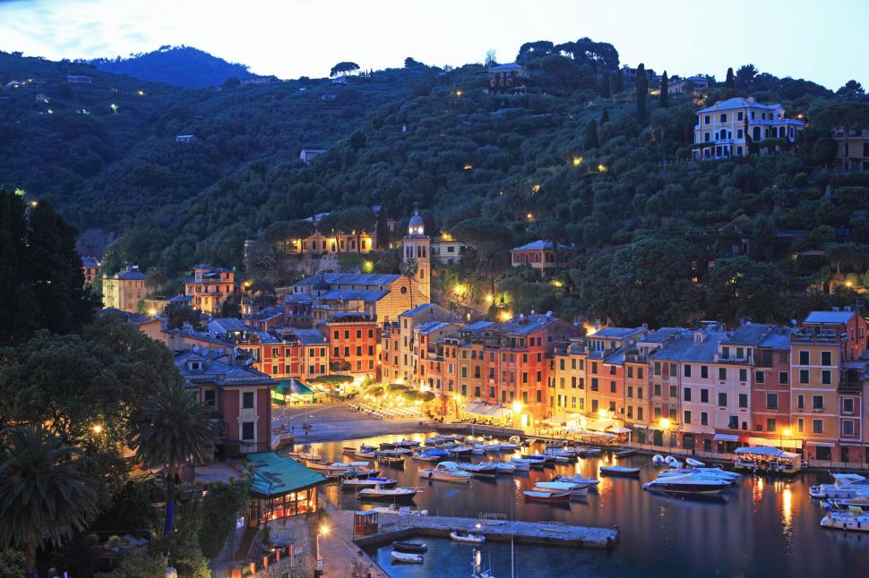 Amendă de până la 500 de euro dacă mergi desculț sau stai întins în parc. Un paradis turistic preferat de români impune reguli dure 990407