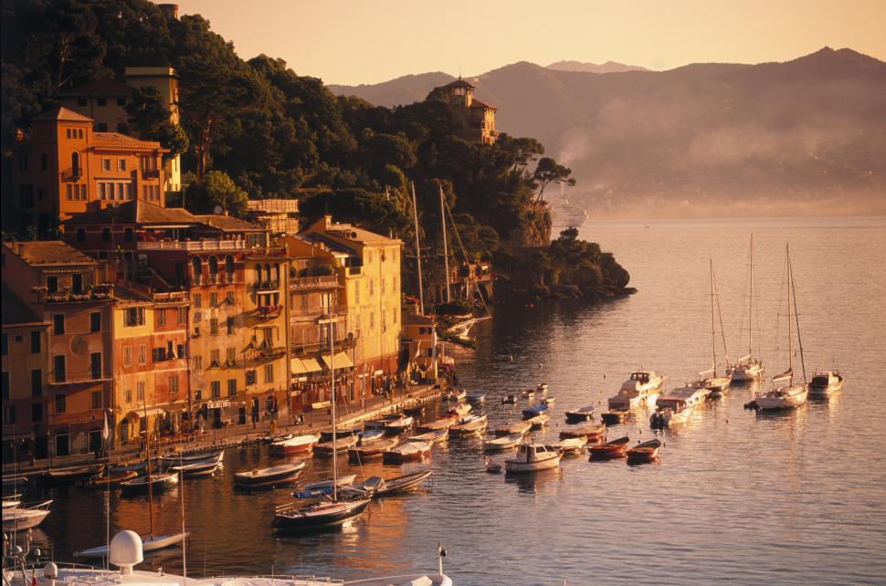 Amendă de până la 500 de euro dacă mergi desculț sau stai întins în parc. Un paradis turistic preferat de români impune reguli dure 990409