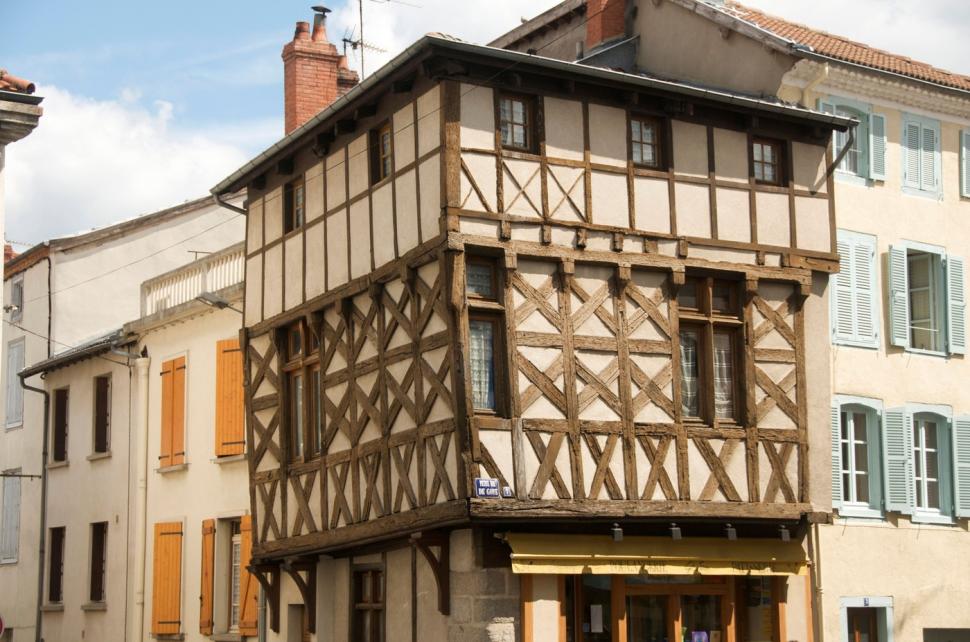 Case de 1 euro în Franța. O localitate pitorească, renumită pentru străduțe medievale și brânza tradițională, face o ofertă imbatabilă 991198