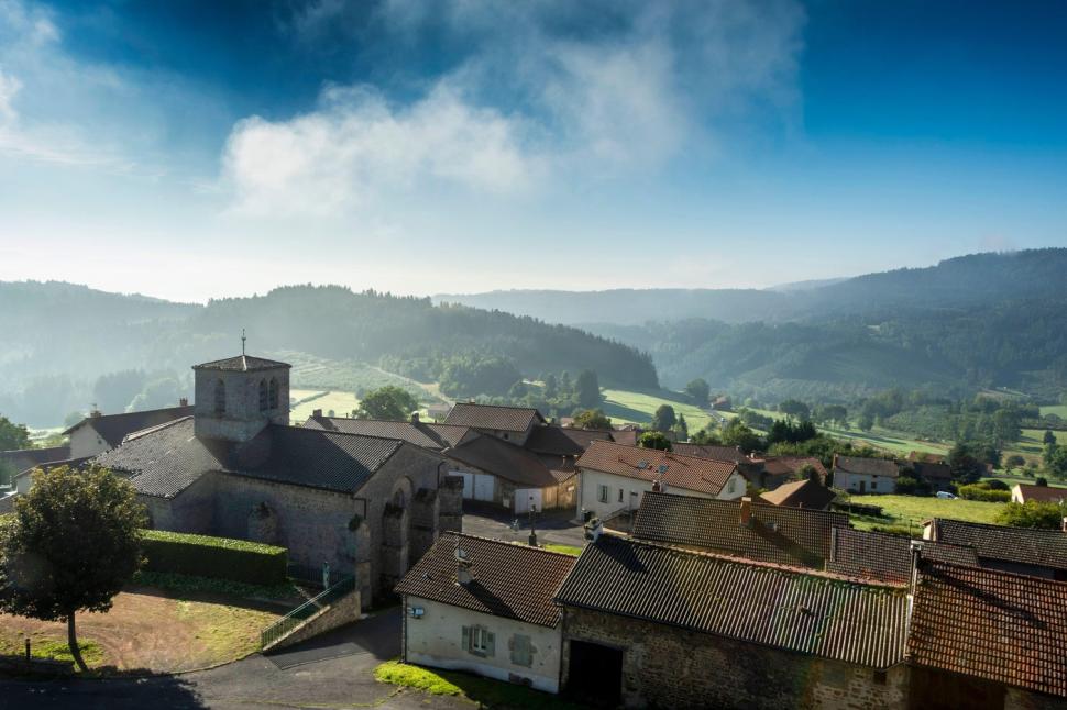 Case de 1 euro în Franța. O localitate pitorească, renumită pentru străduțe medievale și brânza tradițională, face o ofertă imbatabilă 991201